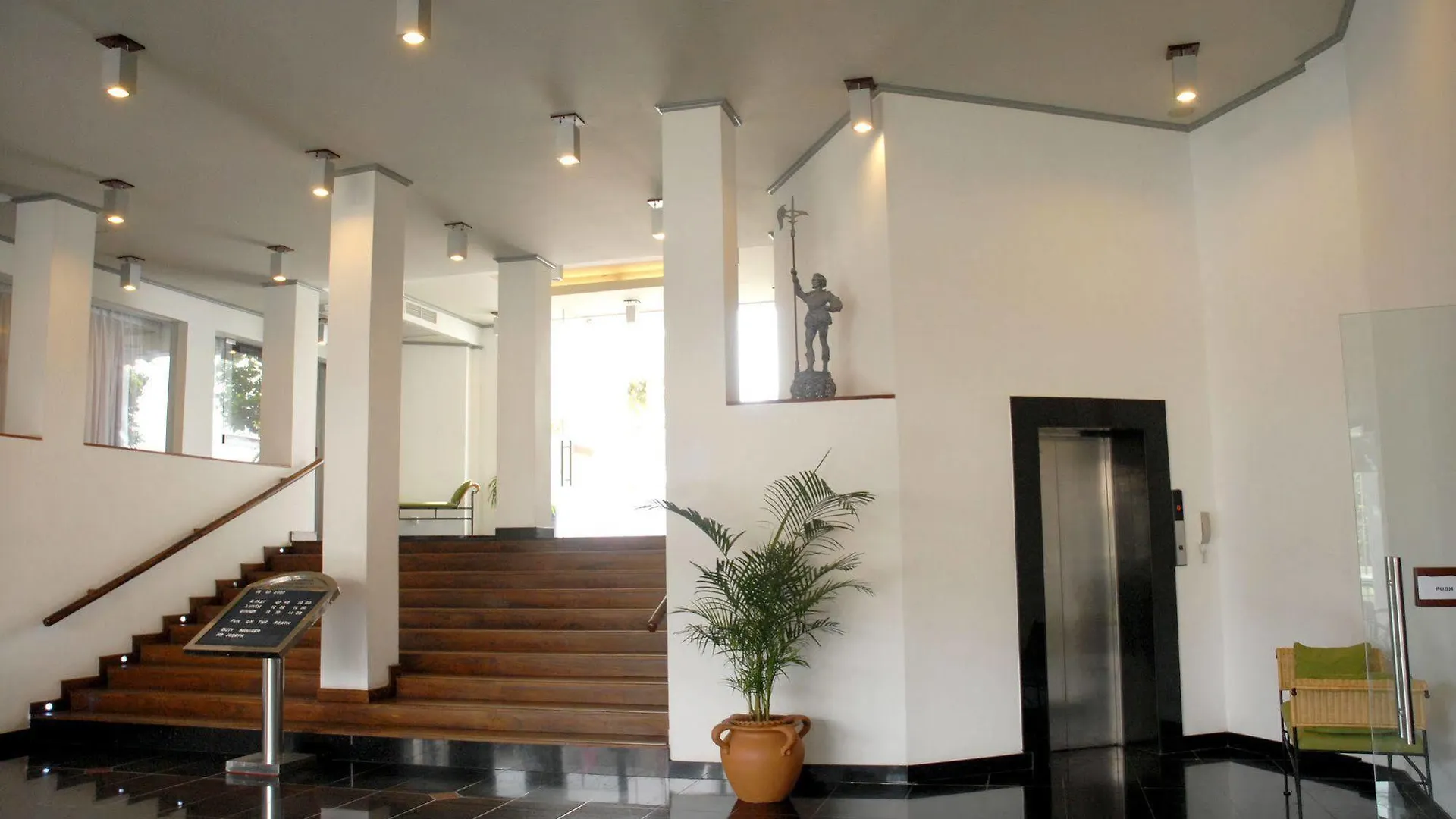 Camelot Beach Hotel Negombo